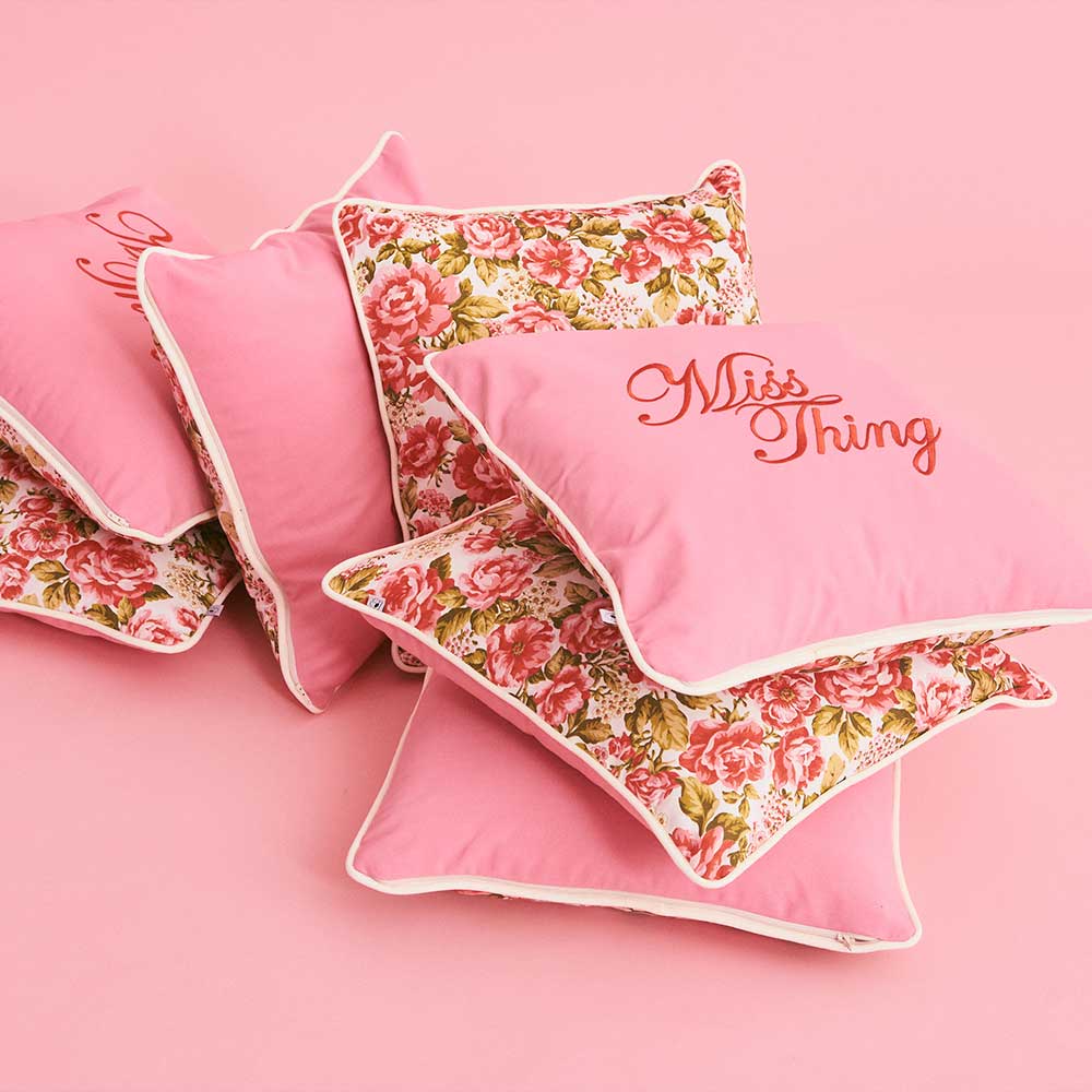 Funda de cojín rosa "Miss Thing"